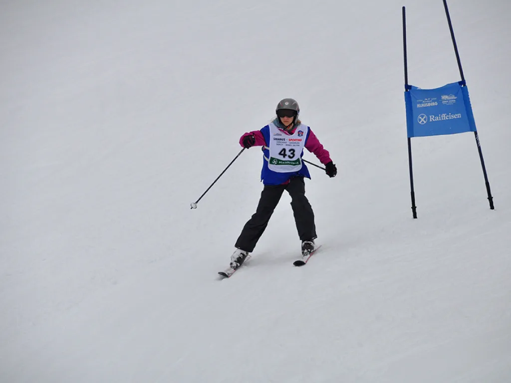 Skifahrerin mit Startnummer 43 in pinker Jacke.